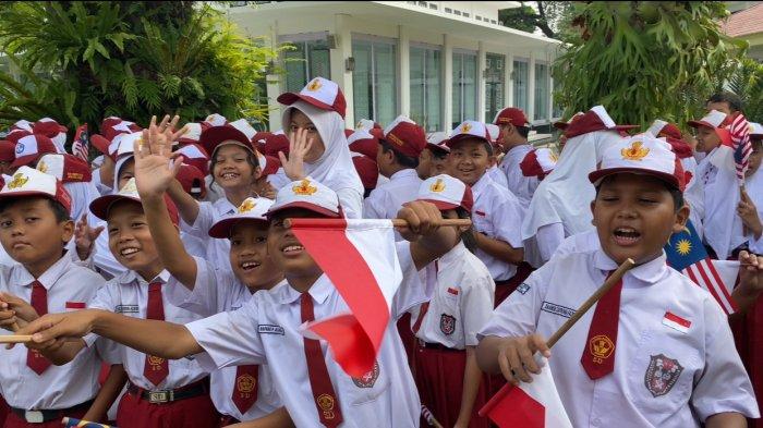 Ratusan anak sekolah dari tingkat SD, SMP hingga SMA turun ke jalan untuk melihat kedatangan rombongan Anwar Ibrahim. Mereka terlihat memadati sepanjang jalan Merdeka Barat.