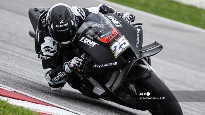 Tim MotoGP RNF Pembalap Spanyol Raul Fernandez melakukan tendangan sudut pada hari kedua tes musim dingin pramusim MotoGP di Sirkuit Internasional Sepang di Sepang pada 11 Februari 2023.
Mohd RASFAN / AFP