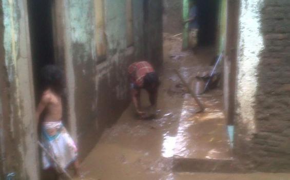 Bersihkan Rumah Pascabanjir Waspadai Tetanus
