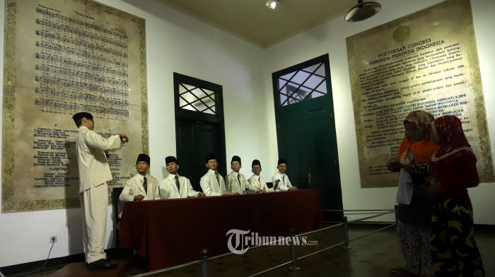 Pengunjung mengamati koleksi yang dipajang di Museum Sumpah Pemuda, Jakarta 