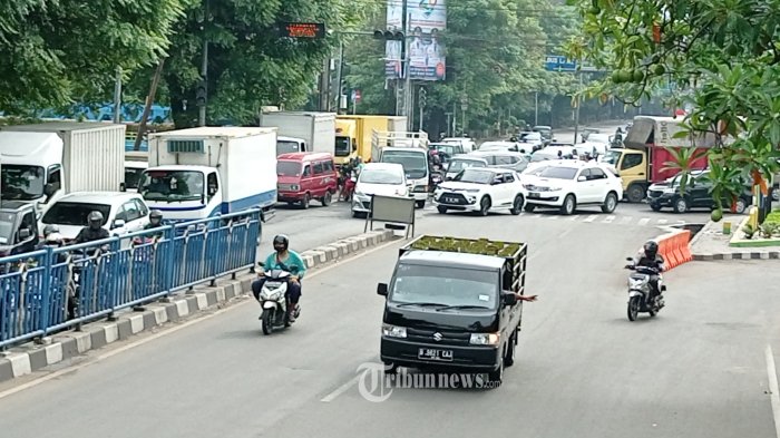 JALAN MACET - Kendaraan terjebak dalam pusaran kemacetan di Jalan Daan Mogot, Kota Tangerang, saat pemberlakuan rekayasa lalulintas di kawasan tersebut, Senin (21/2/2022). Ironisnya rekayasa untuk mengurai kemacetan di Jalan Daan Mogot ini justru malah menimbulkan kemacetan yang parah di daerah tersebut. WARTA KOTA/NUR ICHSAN