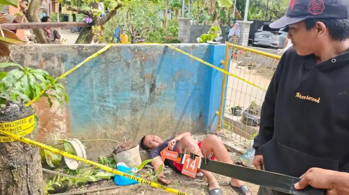 REKA ULANG PENCURIAN MANGGA – Polisi melakukan rekonstruksi perkara pencurian mangga memperlihatkan korban berinisial Ri (35), diperankan pemeran pengganti, tergeletak di samping pohon mangga milik warga di Gang Bersama 7 RT 32, Kelurahan Api-Api, Bontang Utara, Kota Bontang, Kalimantan Timur, Sabtu (9/5/2026). Peristiwa ini kemudian berkembang menjadi kasus penyerangan dan penganiayaan yang berujung pada penetapan enam warga sebagai tersangka.