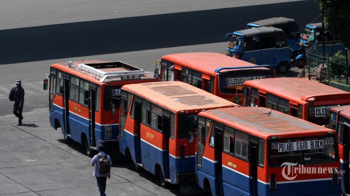 Angkutan umum Metromini menunggu penumpang di Terminal Blok M, Jakarta, Rabu (26/7/2017). 