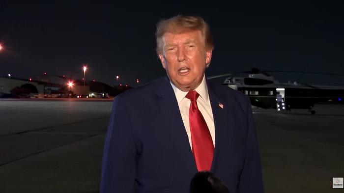 PERANG IRAN - Tangkap layar YouTube Reuters 12 Agustus 2026, memperlihatkan Presiden AS Donald Trump ditemui wartawan di Pangkalan Gabungan Andrews Selasa (11/8/2026) malam waktu setempat.