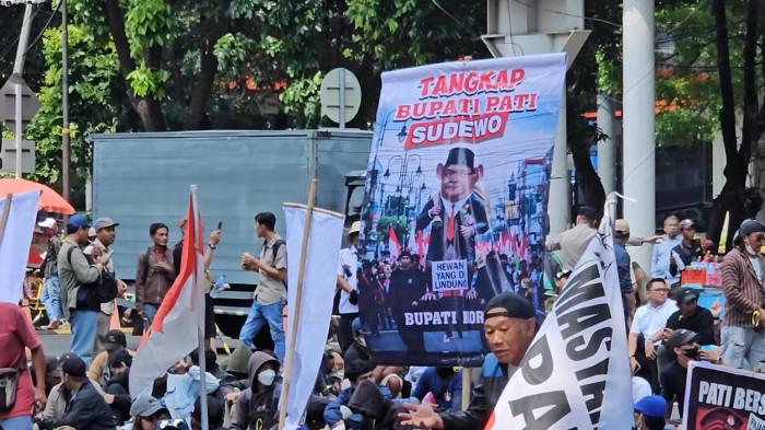 DEMO KPK — Ratusan warga Pati melakukan demonstrasi di depan Gedung Merah Putih KPK, Jakarta, Senin (1/9/2025). Mereka yang menuntut penuntasan kasus korupsi Bupati Pati Sudewo mengancam akan melakukan aksi nekat jika tuntutan mereka tidak dipenuhi.