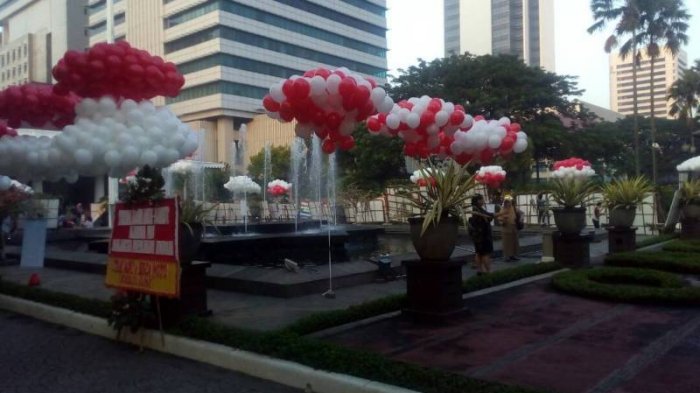 Setelah Karangan Bunga, Balai Kota Diserbu Ribuan Balon Merah Putih