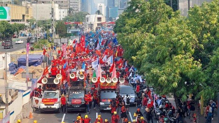 Ribuan Buruh Gelar Aksi Unjuk Rasa, Ruas Jalan MH Thamrin Mengarah ke Patung Kuda Jakpus Ditutup