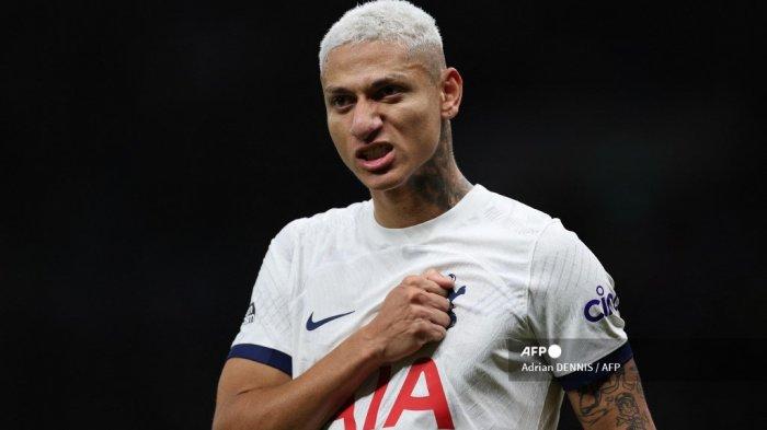 Striker Tottenham Hotspur asal Brasil #09 Richarlison melakukan selebrasi setelah mencetak gol keduanya pada pertandingan sepak bola Liga Utama Inggris antara Tottenham Hotspur dan Newcastle United di Stadion Tottenham Hotspur di London, pada 10 Desember 2023. Adrian DENNIS / AFP