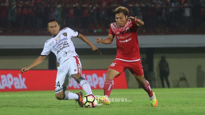 Asri Akbar, pemain Persija Jakarta berebut bola dengan Ricky Fadjrin, pemain Bali United dalam laga terakhir Grup D Piala Presiden 2018 di Stadion Dipta,Gianyar, Senin (29/1). Bali United menang tipis 3-2 atas Persija