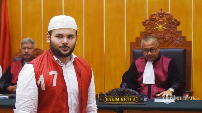 Ridho Rhoma saat menjalani proses sidang terkait kasus penyalahgunaan narkoba.