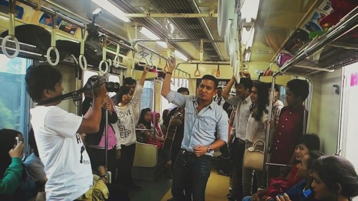 Penumpang Commuter Line Kompak Ikuti Nyanyian Rio Febrian