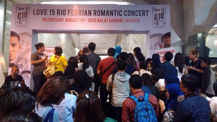 Penggemar Mulai Memadati Arena Konser 'Love' Rio Febrian