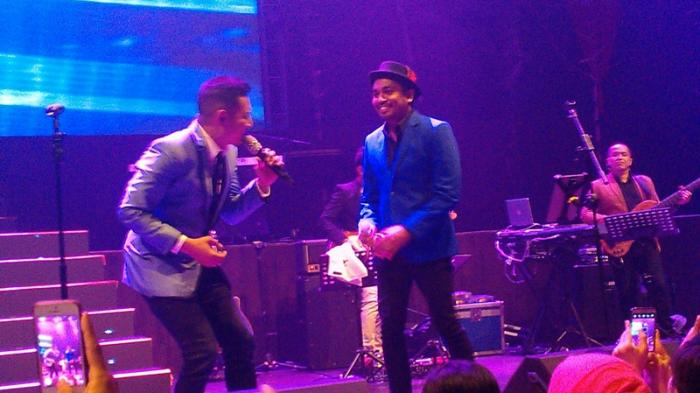 Glenn Fredly Beri Kejutan di Konser 'Love 15 Rio Febrian'
