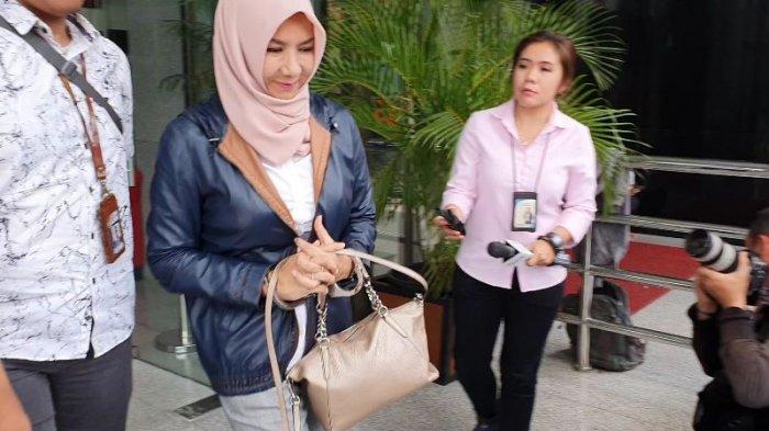 Mantan Bupati Kutai Kartanegara Rita Widyasari seusai diperiksa KPK dalam kasus pencucian uang, Gedung Merah Putih KPK, Jakarta Selatan, Selasa (2/12/2019)