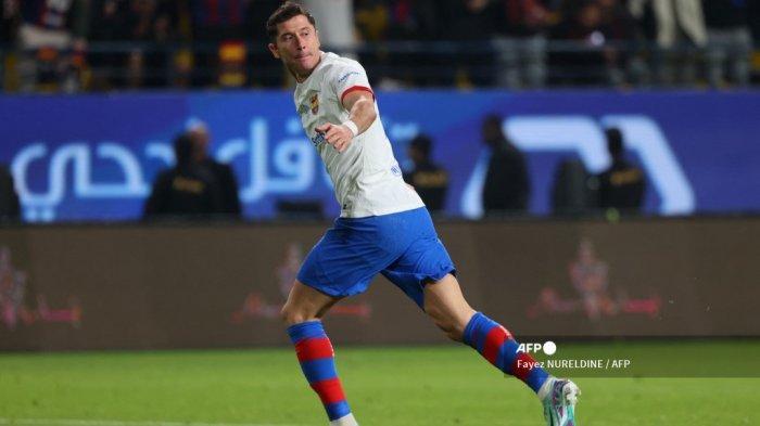 Penyerang Barcelona asal Polandia #09 Robert Lewandowski merayakan gol pertama timnya pada pertandingan sepak bola semifinal Piala Super Spanyol antara Barcelona dan Osasuna di Stadion Al-Awwal Park di Riyadh, pada 11 Januari 2024. Fayez NURELDINE/ AFP
