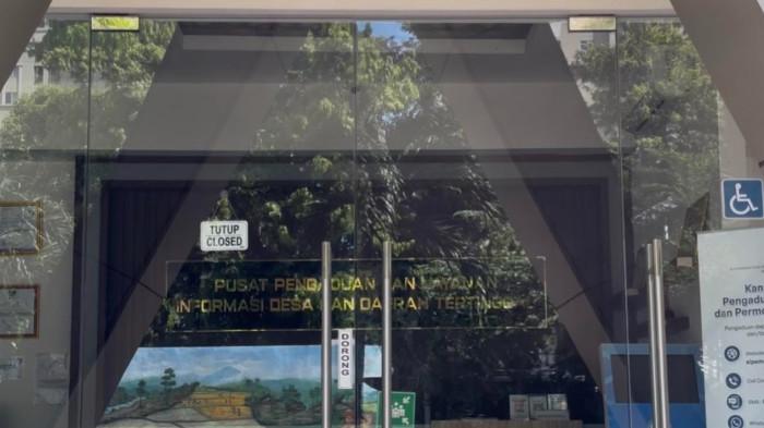 Kondisi kantor Kementerian Desa di Jalan TMP Kalibata, Jakarta Selatan, terpantau lengang pada hari pertama penerapan kebijakan work from home (WFH) setiap Jumat, Jumat (10/4/2026).