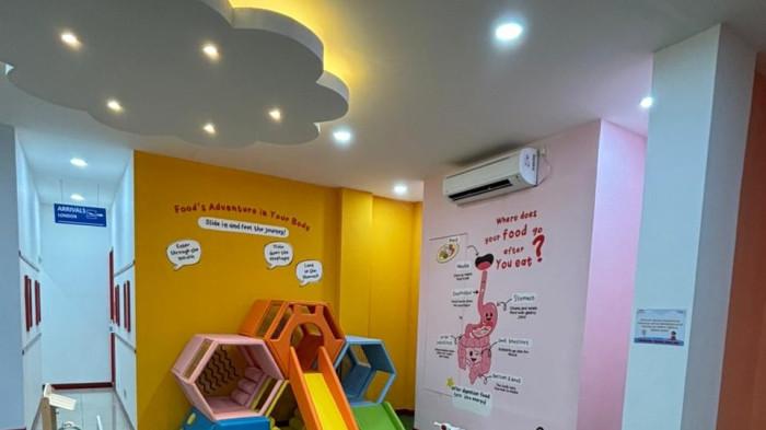 ruang bermain anak di Medikids Veteran Rempoa