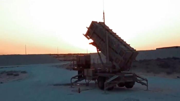 DIGAGALKAN - Sistem pertahanan udara Arab Saudi berhasil mencegat belasan rudal dan drone yang menargetkan wilayah kerajaan pada Jumat dini hari. Serangan diarahkan ke beberapa lokasi strategis seperti Prince Sultan Air Base di Al-Kharj serta wilayah sekitar Riyadh.