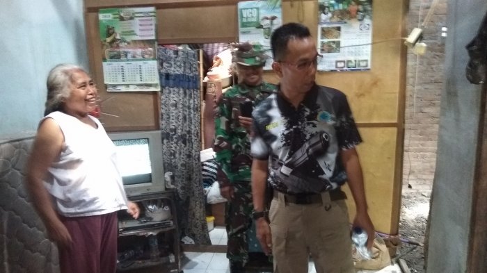 Senyum Semringah Mbah Wagimin Lihat Rumahnya Diperbaiki Anggota TNI
