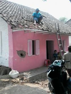 Rumah Warga Pasuruan Dilempar Bom Ikan