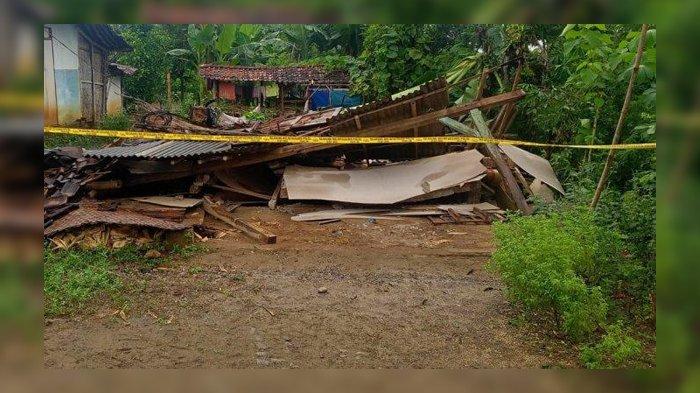 Rumah Ambruk Diterjang Hujan Disertai Angin Kencang, 1 Keluarga di Ponorogo Tidur di Kandang Kambing