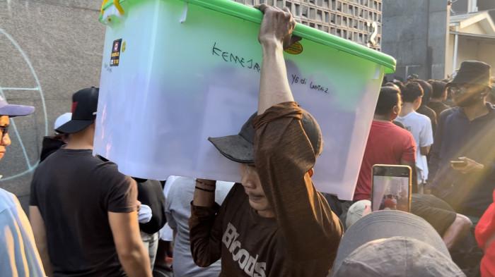 DIJARAH MASSA - Rumah Anggota DPR RI dari Fraksi Partai Nasdem, Ahmad Sahroni di Jalan Swasembada Timur XXII, Kebon Bawang, Tanjung Priok, Jakarta dijarah oleh massa pada Sabtu (30/8/2025) sore.