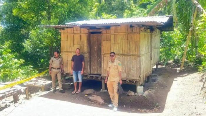 SISWA SD MENINGGAL - Kepala Dinas Kependudukan dan Pencatatan sipil Kabupaten Ngada Gerardus Reo saat mendatangi langsung keluarga korban di Desa Naruwolo, Kecamatan Jerebu’u, Kabupaten Ngada, Selasa (3/2/2026). Pondok ini adalah tempat tinggal YBR bersama sang nenek bernama Welumina.
