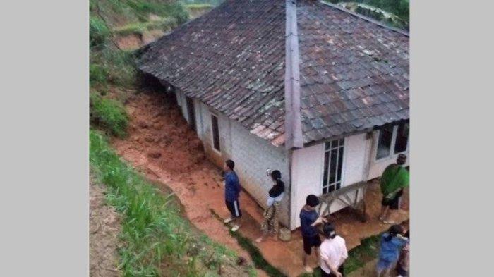 1 Rumah Terdampak Longsor di Cianjur, Akses Penghubung 2 Desa Lumpuh