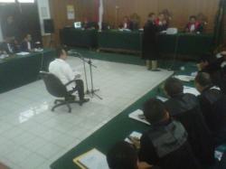 Puluhan Pendukung Rusli Zainal Memaksa Masuk Ruang Sidang
