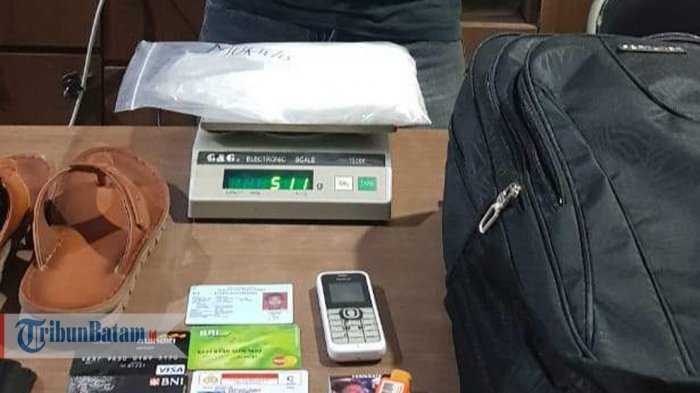 Dua Calon Penumpang Pesawat Tujuan Bali Kedapatan Sembunyikan 1 Kg Sabu di Sandal yang Dipakainya