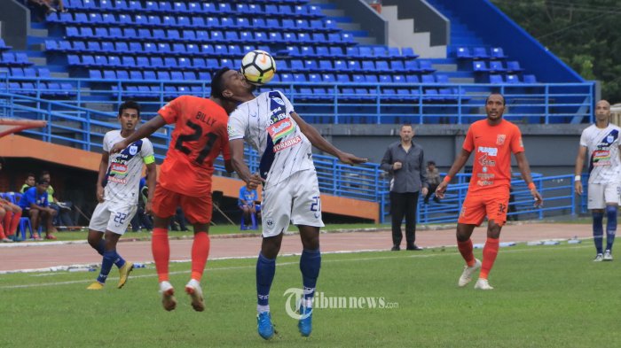 BEREBUT BOLA-Safruddin Tahar (kanan) berebut bola dengan pemain Borneo FC Fulgensisus Billy Paji Keraf (kiri) pada pertandingan Liga 1 di Stadion Segiri Smaarinda, Sabtu (10/11/2018). PSIS ditaklukkan Borneo FC, 2-1. 