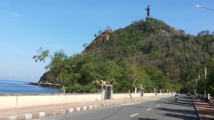 Salah satu sudut Kota Dili, Timor Leste dengan latar belakang laut lepas dan patung Cristo Rei atau yang dalam bahasa Indonesia berarti Kristus Raja. 