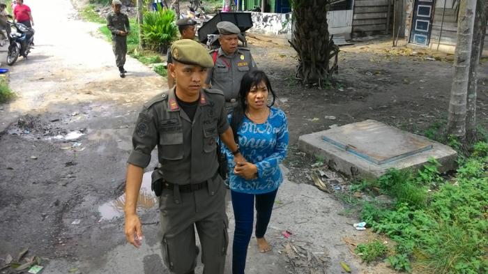Digerebek Saat Berjudi Penghuni Eks Lokalisasi Langit Biru Lari ke Semak Semak