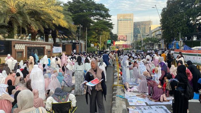 Jalan di depan Gedung PP Muhammadiyah, Menteng, Jakarta Pusat, dipenuhi jemaah saat pelaksanaan salat Idulfitri 1447 Hijriah, Jumat (20/3/2026)