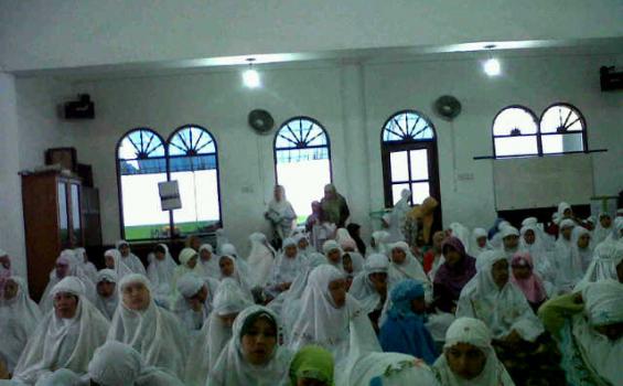 Warga salat Id di Dalam Gedung Akibat Hujan di Balikpapan
