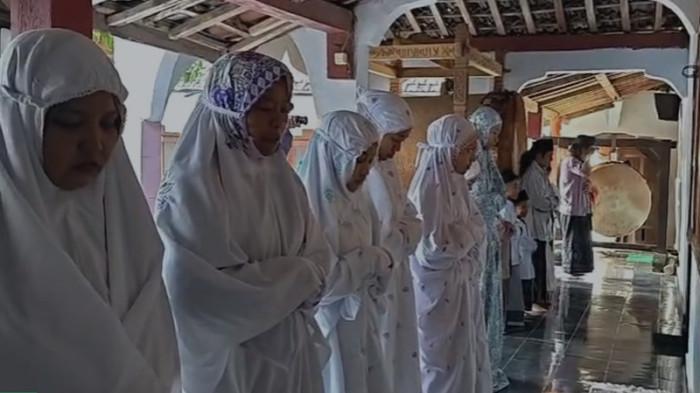 SALAT IED DULUAN -Ratusan jamaah Tarekat Syathariyah di Desa dan Kecamatan Sukorejo, Kabupaten Ponorogo, menggelar salat Idul Fitri 1447 H lebih awal pada Kamis (19/3/2026) pagi. Mereka menggelar salat lebih dulu dari ketentuan Pemerintah juga Ormas Muhammadiyah.
