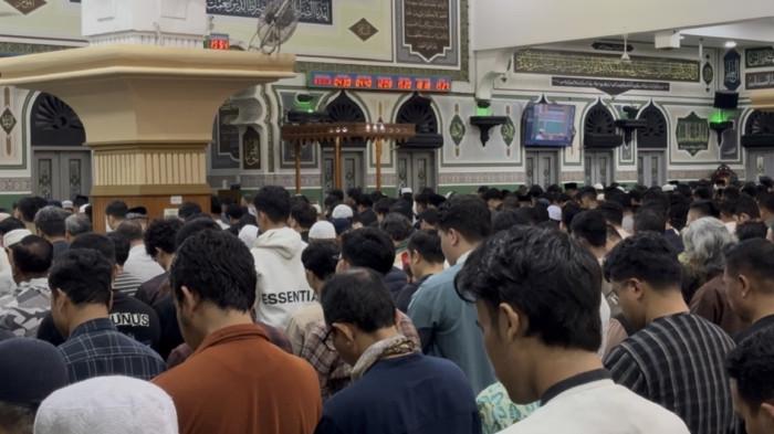 TARAWIH - Suasana salat tarawih perdana Ramadan 1447 Hijriah di Masjid Agung Al Azhar, Jakarta Selatan, Rabu (18/2/2026) malam.