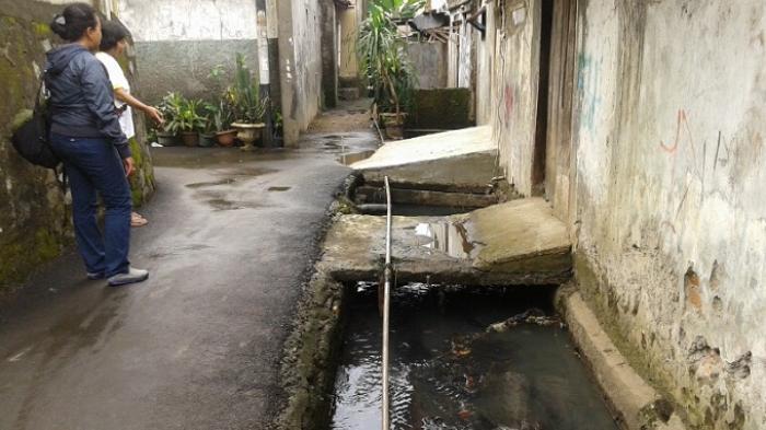 Warga Keluhkan Pencemaran Limbah Restoran Cepat Saji di Ciracas