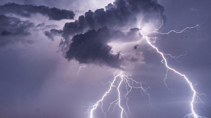 Atmosfer Sangat Labil, Waspada Hujan Deras Disertai Petir dan Angin Kencang