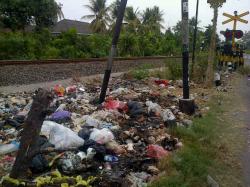 Sampah di Perlintasan Rel KA Ngadiluwih Kediri Bikin Resah Warga