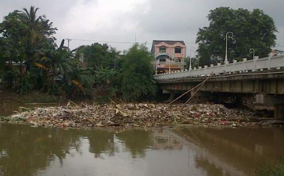 Ratusan Ton Sampah Menumpuk di Dekat Kemang Pratama