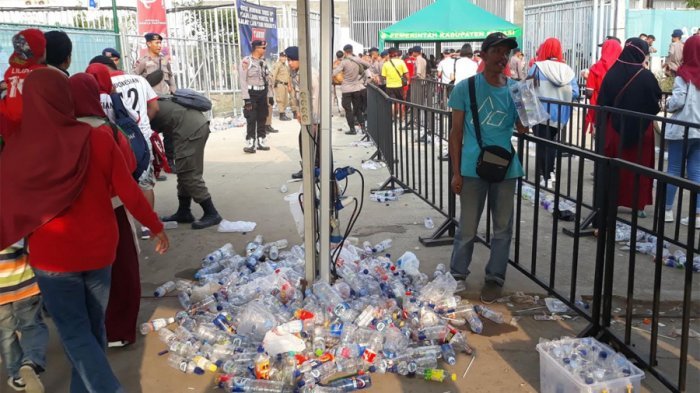 Pemandangan Memprihatinkan, Sampah Botol Plastik Berserakan di Antrean Stadion Wibawa Mukti