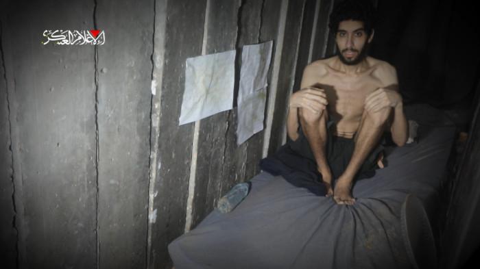 SANDERA ISRAEL KURUS - Tangkapan layar video dari Telegram Brigade Al-Qassam pada Sabtu (2/8/2025) memperlihatkan sandera Israel Evyatar David terlihat kurus kering, di sampingnya terdapat kertas yang menunjukkan lamanya ia ditahan sejak 7 Oktober 2023.