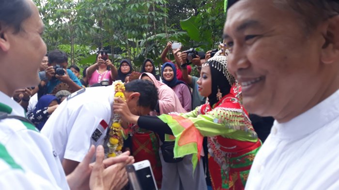 Sandiaga Disambut Warga dengan Tarian Betawi