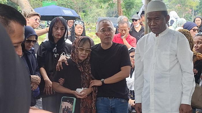 SANTI SARDI MENINGGAL -  Aktor Lukman Sardi tengah berduka, karena ditinggalkan oleh sang kakak, penyanyi Santi Sardi yang meninggal dunia pada Jumat (8/8/2025).