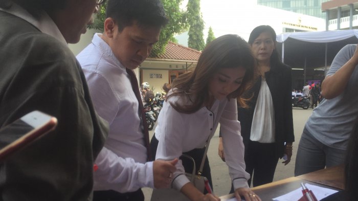Tengok Kompaknya Sarwendah dan Jordi Onsu Pertama Kali Masuk Kuliah di Kampus UBK