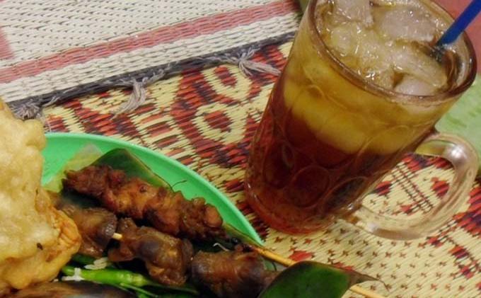 Minum Teh Manis Setelah Makan Sate Picu Dehidrasi