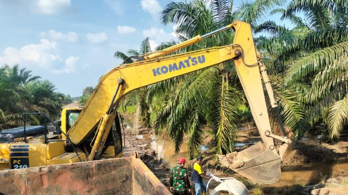 Satgas TMMD ke-126 Kodim 0401/Muba mengerahkan sejumlah alat berat untuk memaksimalkan pengerjaan sasaran fisik.