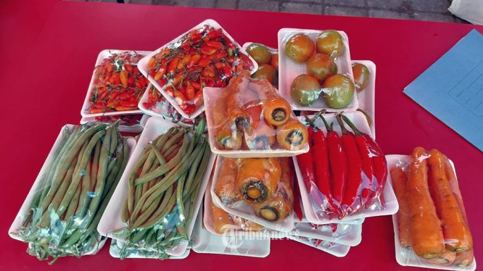 Warga berburu sayur gratis di taman pemuda pratama, Tanah Baru, Beji, Depok, Jawa Barat, Sabtu (15/4/2023). Kegiatan tersebut merupakan kerjasama Kementerian Pertanian dan Jurnalis Indonesia Peduli (JIP) dalam ajang Ramadan Fest 2023. Warta Kota/Angga Bhagya Nugraha