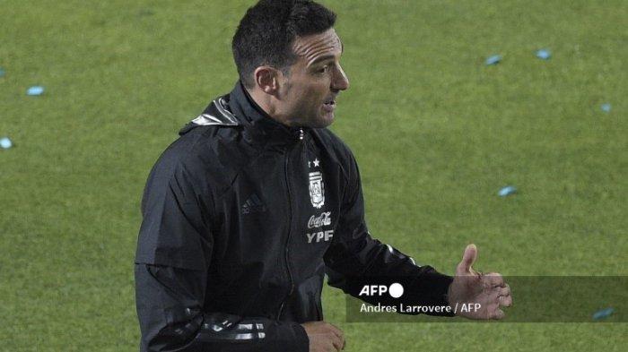 Pelatih Argentina Lionel Scaloni memberi isyarat selama pertandingan sepak bola kualifikasi Amerika Selatan untuk Piala Dunia FIFA Qatar 2022 melawan Brasil di stadion San Juan del Bicentenario di San Juan, Argentina, pada 16 November 2021.
Andres Larrovere / AFP